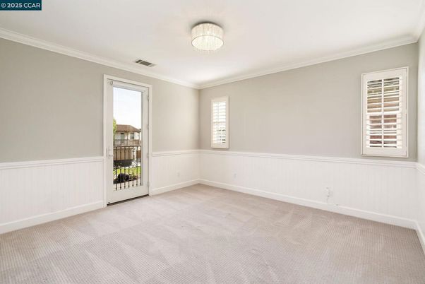 Empty room, Interior