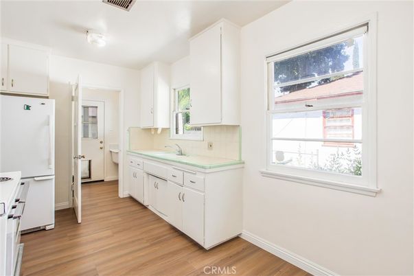 Interior, Kitchen, Tile Countertops, Washer, Wood Texture Flooring