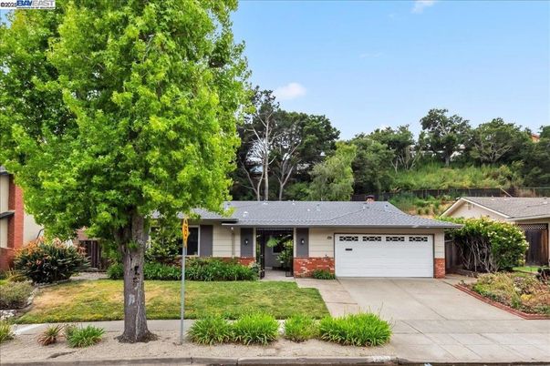 Attached, Exterior, Facade, Ranch
