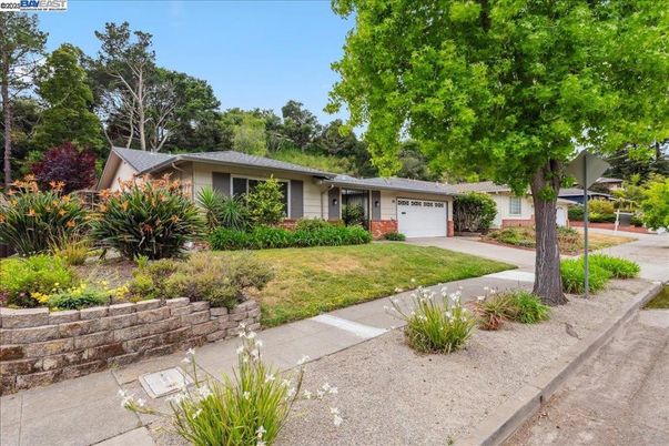 Attached, Exterior, Facade, Ranch