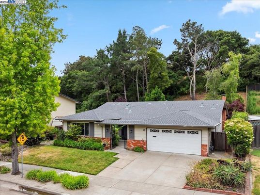 Attached, Exterior, Facade, Ranch