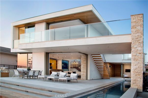 Exterior, Facade, Pool, Modern