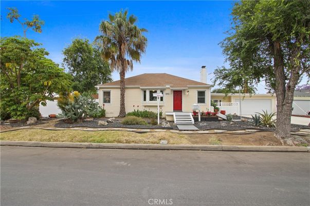 Attached, Exterior, Facade, Ranch