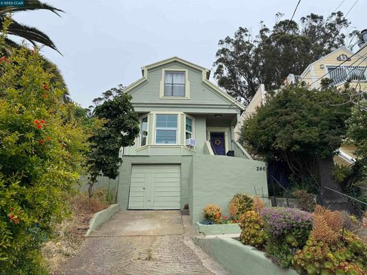 Attached, Exterior, Facade, Queen Anne Victorian
