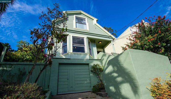 Attached, Exterior, Facade, Queen Anne Victorian