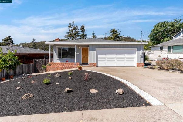 Attached, Exterior, Facade, Ranch