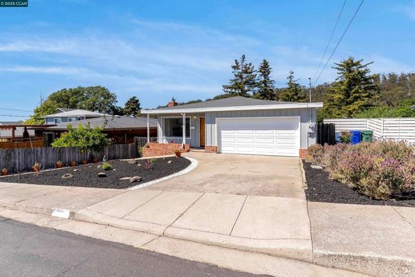 Attached, Exterior, Facade, Ranch