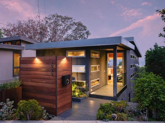 Exterior, Facade, Modern