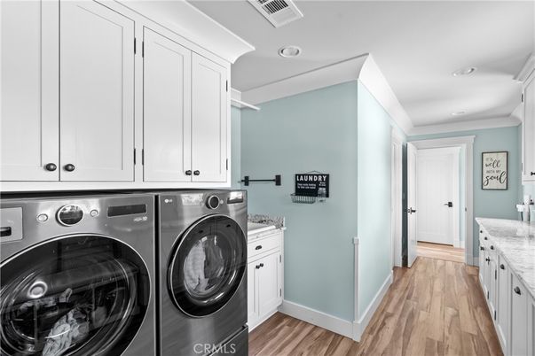 Interior, Recessed Lighting, Washer, Wood Texture Flooring