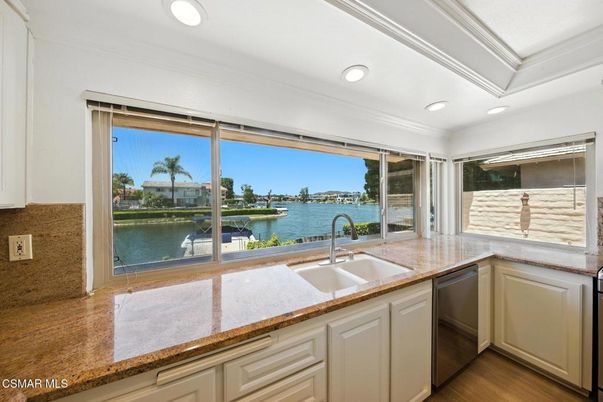 Interior, Kitchen, Recessed Lighting, Water, Wood Texture Flooring