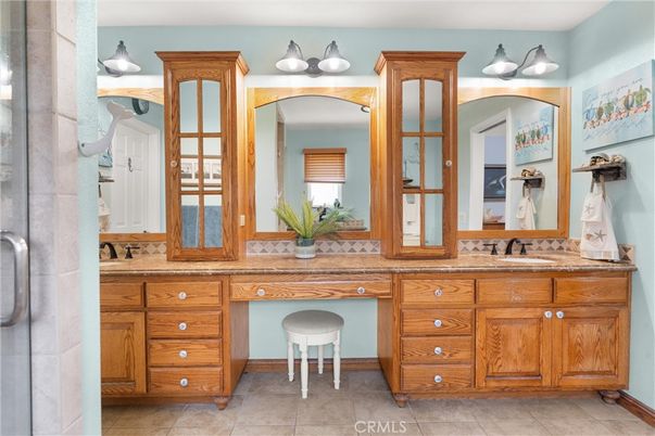 Bathroom, Dual Sink Vanities, Interior