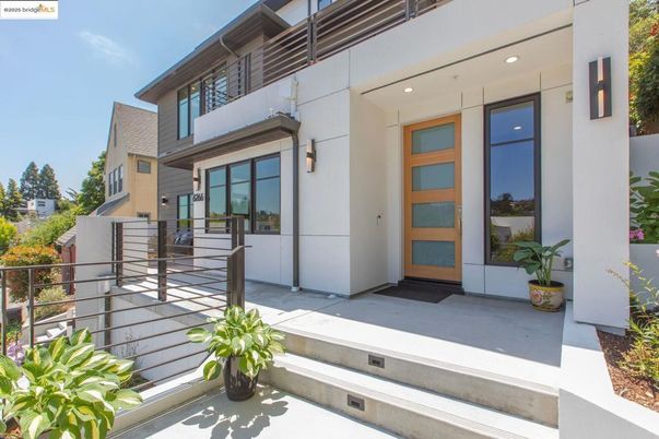 Exterior, Facade, Modern