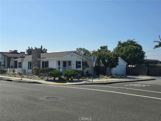 Exterior, Facade, Ranch