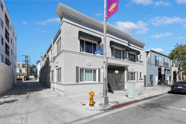 Exterior, Facade, Rowhouse