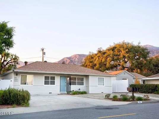 Attached, Exterior, Facade, Ranch