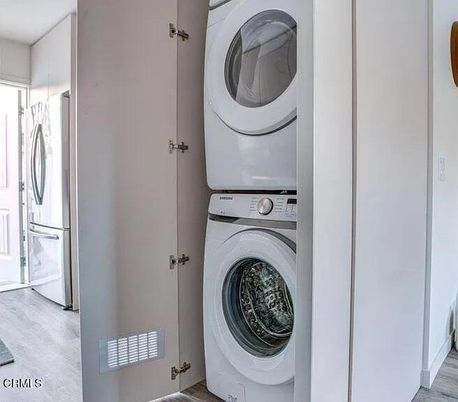 Interior, Utility Closets, Washer, Wood Texture Flooring