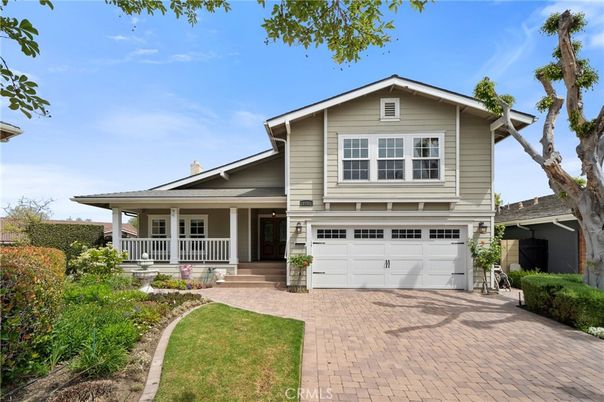 Attached, Exterior, Facade, American Craftsman