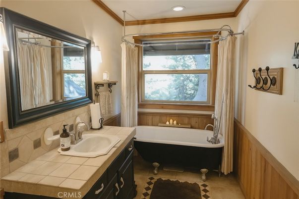 Bathroom, Free Standing Baths, Interior, Recessed Lighting, Tile Countertops