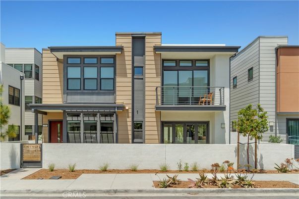 Exterior, Facade, Modern