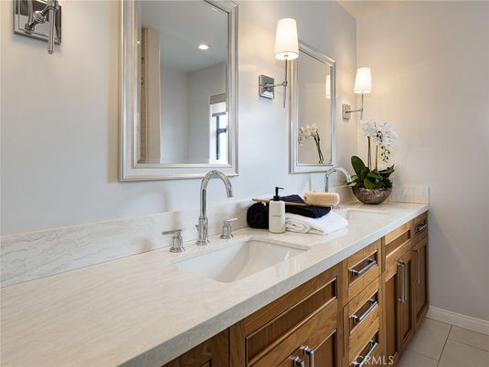 Bathroom, Dual Sink Vanities, Interior, Recessed Lighting