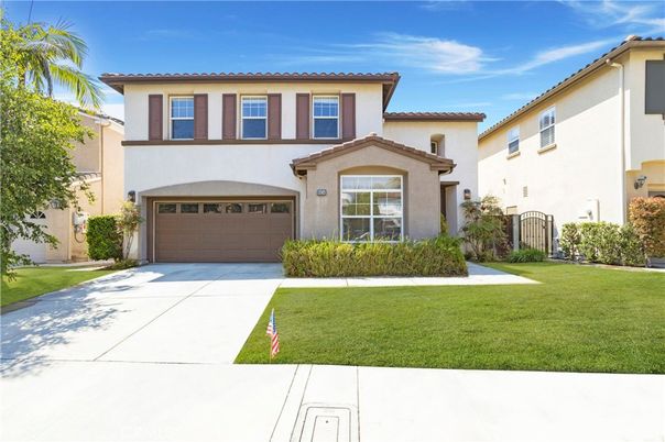 Attached, Exterior, Facade, Mediterranean