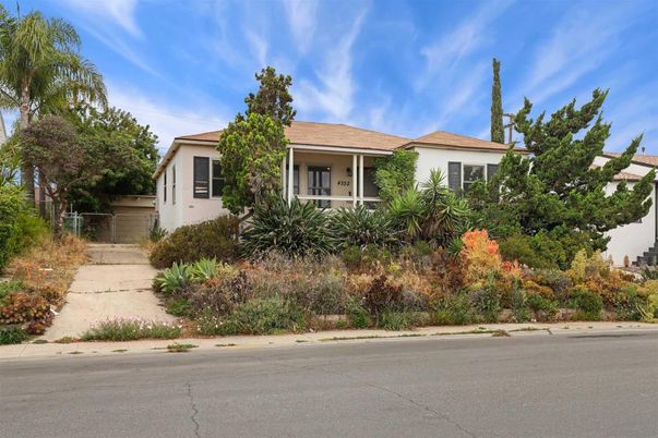 Exterior, Facade, Ranch