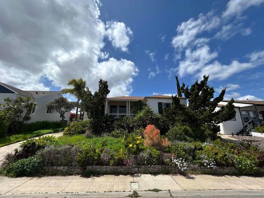 Exterior, Facade, Ranch