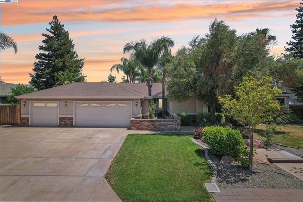 Attached, Exterior, Facade, Ranch