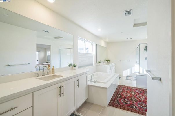 Bathroom, Dual Sink Vanities, Interior, Recessed Lighting