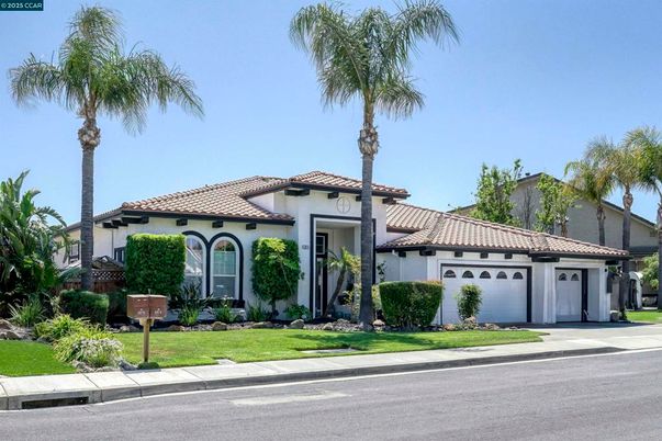 Attached, Exterior, Facade, Mediterranean