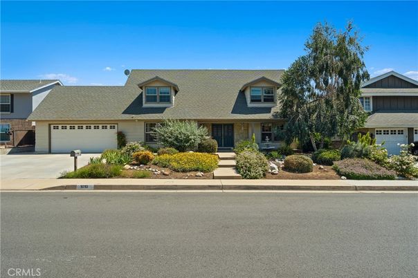 Attached, Exterior, Facade, Cape Cod