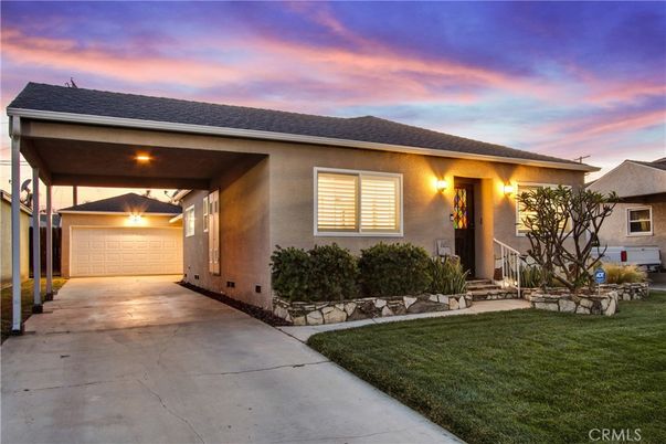Attached, Backyard, Exterior, Facade, Modern