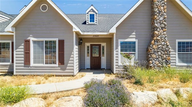 Exterior, Facade, Ranch