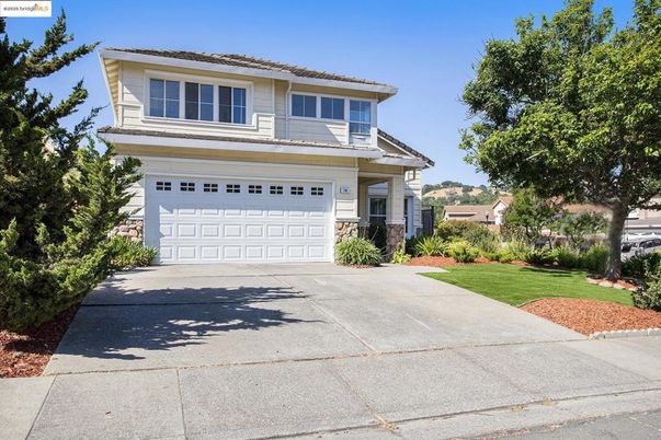Attached, Exterior, Facade, American Craftsman