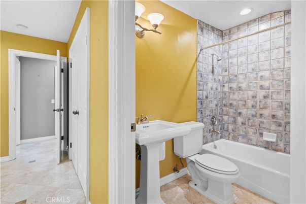 Bathroom, Interior, Recessed Lighting