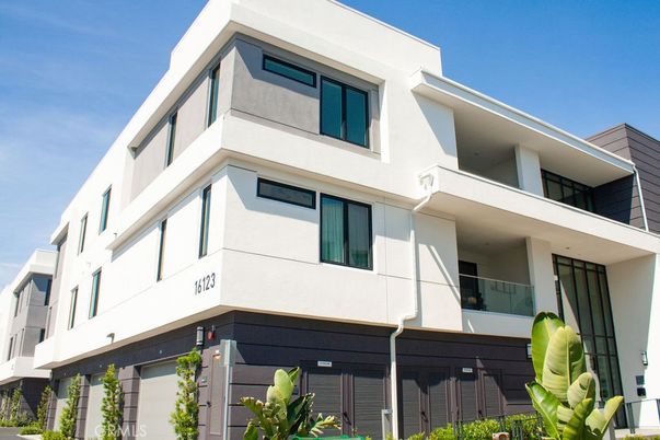 Exterior, Facade, Modern