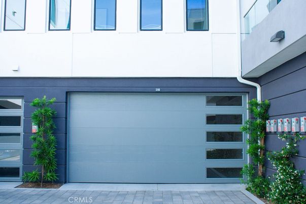 Attached, Exterior, Facade, None