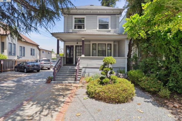 Exterior, Facade, American Foursquare