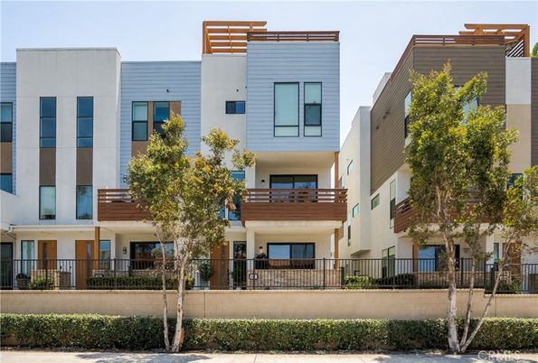 Exterior, Facade, Modern
