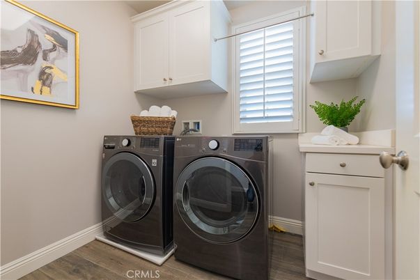 Interior, Washer, Wood Texture Flooring
