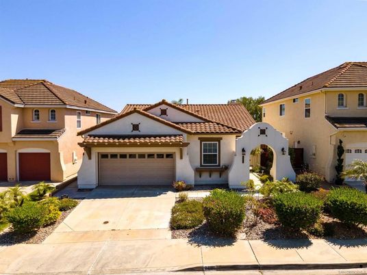 Attached, Exterior, Facade, Mediterranean