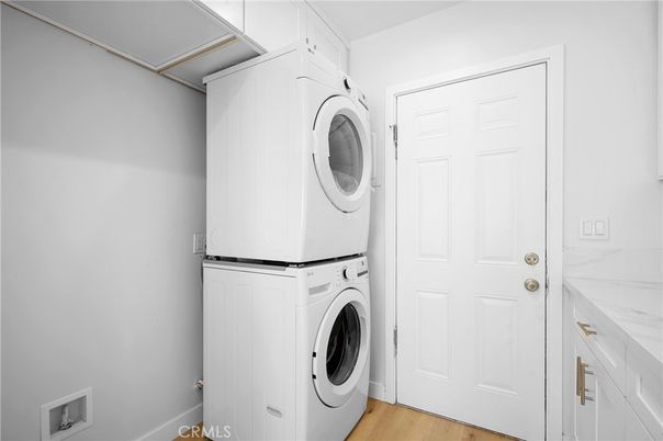 Interior, Utility Closets, Washer, Wood Texture Flooring