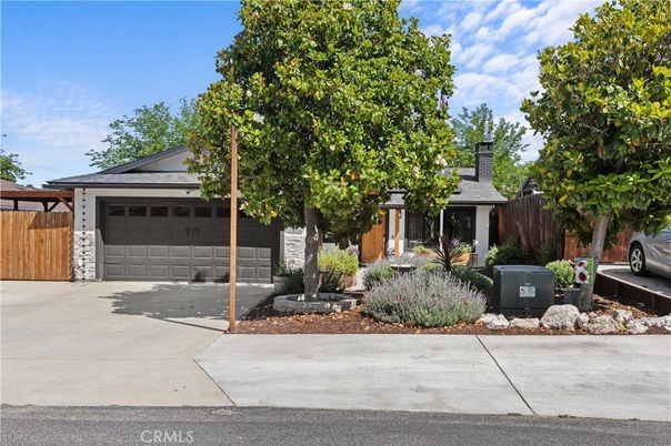 Attached, Exterior, Facade, Ranch