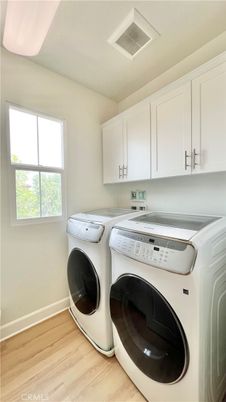 Interior, Washer, Wood Texture Flooring