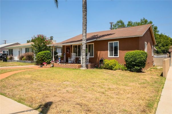 Backyard, Exterior, Facade, Ranch