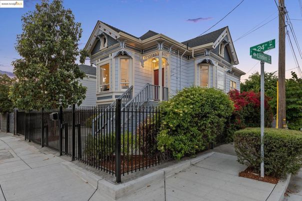 Exterior, Facade, Queen Anne Victorian