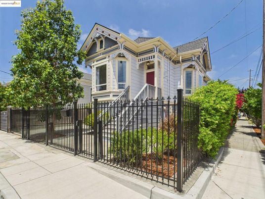 Exterior, Facade, Queen Anne Victorian
