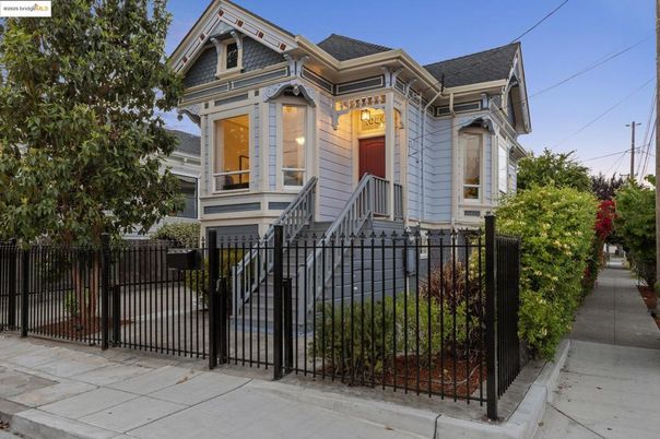 Exterior, Facade, Queen Anne Victorian