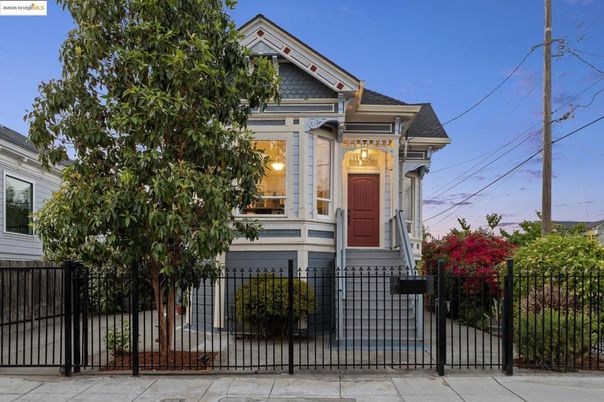 Exterior, Facade, Queen Anne Victorian