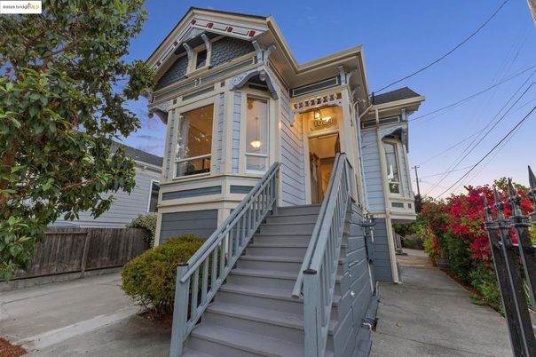 Exterior, Facade, Queen Anne Victorian